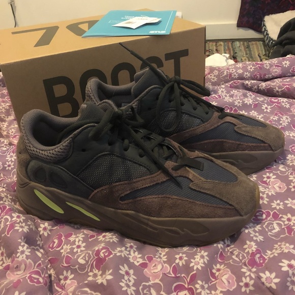 Yeezy 700 Muave - Picture 2 of 4